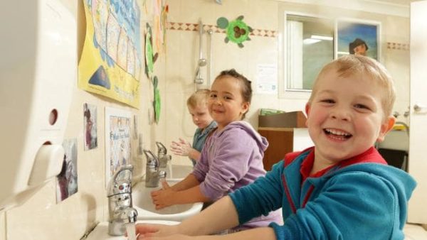 Дети моют руки и смеются