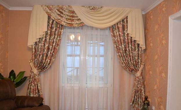 Фото — 3 Атласные шторы с ламбрекеном в гостиную