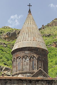 https://upload.wikimedia.org/wikipedia/commons/thumb/c/c2/2014_Prowincja_Kotajk%2C_Klasztor_Geghard_%2823%29.jpg/200px-2014_Prowincja_Kotajk%2C_Klasztor_Geghard_%2823%29.jpg