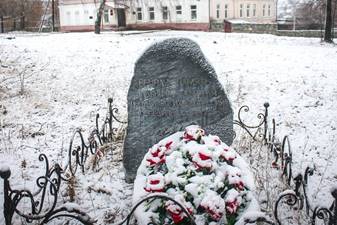 Памятник жертвам репрессий и здание Александровского училища