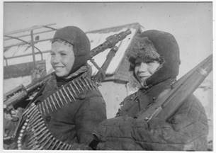 Мальчишки с трофейным пулеметом MG-34 и винтовкой Мосина.