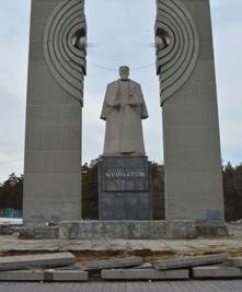 Памятник Курчатову в Челябинске «окружен» ремонтом