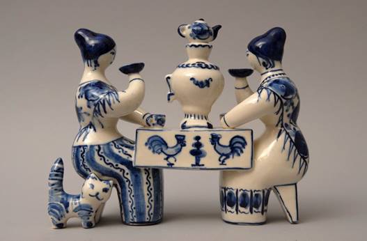 Людмила Азарова. Скульптура «Чаепитие». 1966. Гжель. Государственный музей керамики в Кусково / ФР 17696. Госкаталог: 7559844. Источник:  goskatalog.ru