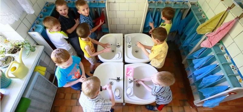 Дети моют руки