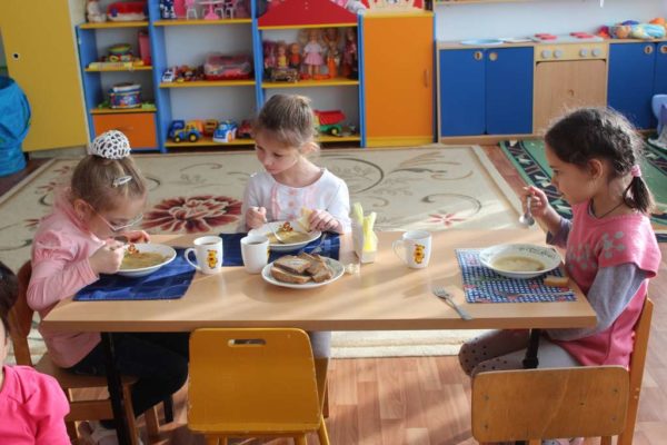 Три девочки за обеденным столом