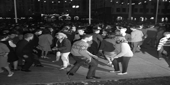 https://cdn-s-static.arzamas.academy/x/413-dance-kjxdgnDFBLKflkgjklhj/danceimgs/1960_twist.jpg