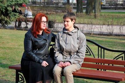 При разговоре не пытайтесь ускориться. Если вы спешите, лучше извинитесь и договоритесь об общении позже.