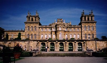 https://upload.wikimedia.org/wikipedia/commons/7/78/Blenheim_Palace_Terrace.jpg