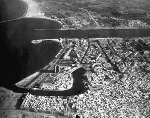 https://upload.wikimedia.org/wikipedia/commons/thumb/d/d3/Bizerte_1961.jpg/1524px-Bizerte_1961.jpg