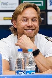https://upload.wikimedia.org/wikipedia/commons/thumb/1/12/Valery_Karpin_Rostov.jpg/319px-Valery_Karpin_Rostov.jpg