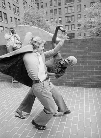 https://cdn-s-static.arzamas.academy/x/413-dance-kjxdgnDFBLKflkgjklhj/danceimgs/1970_hustle.jpg