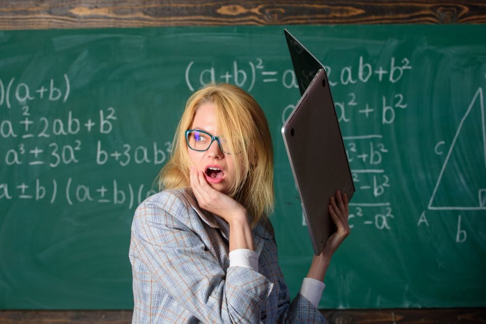 Петербургским учителям не нужно следить за соцсетями школьников