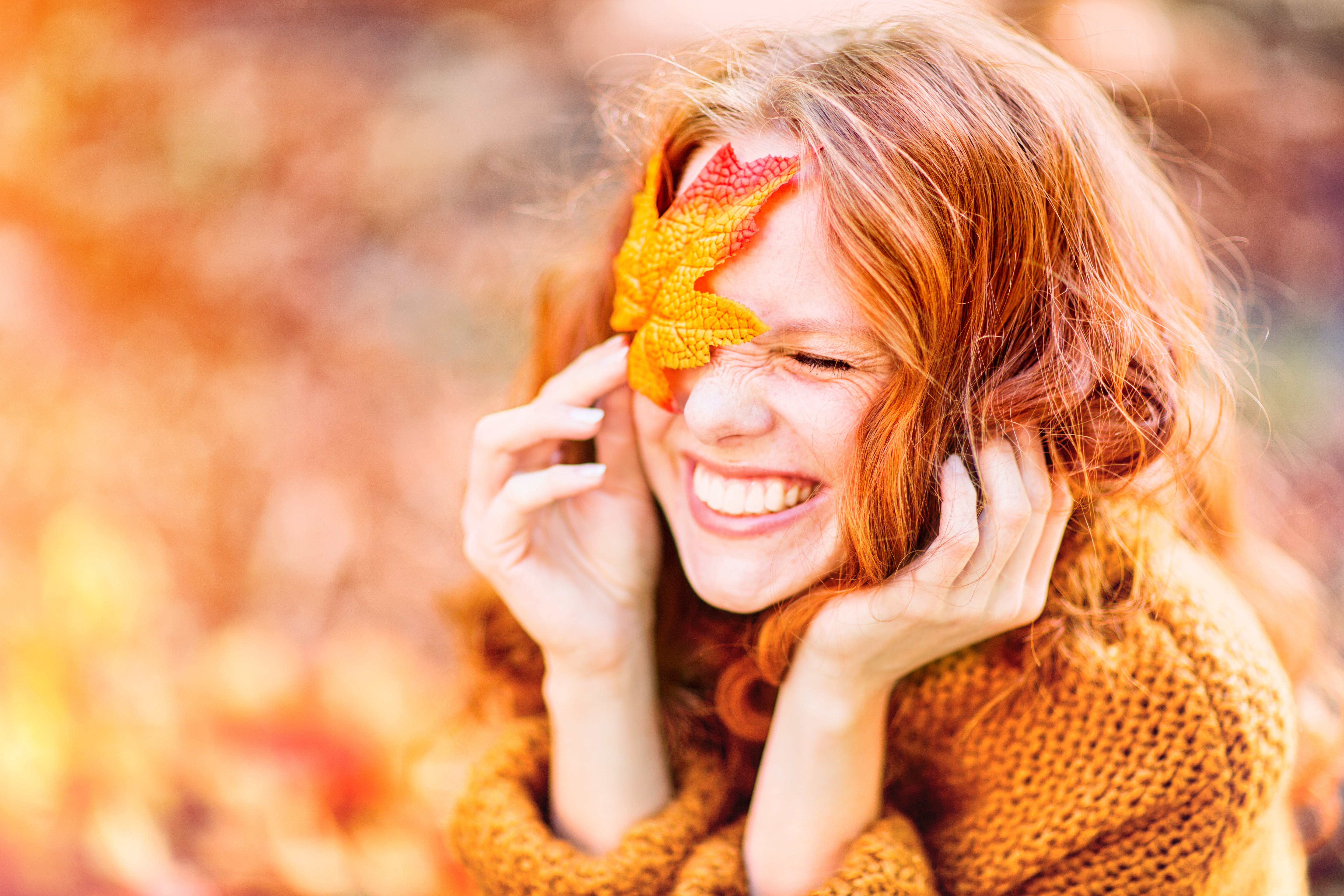 Лицо полное счастья. Девочка осень. Осенний человек. Улыбка осени. Осеннее настроение.