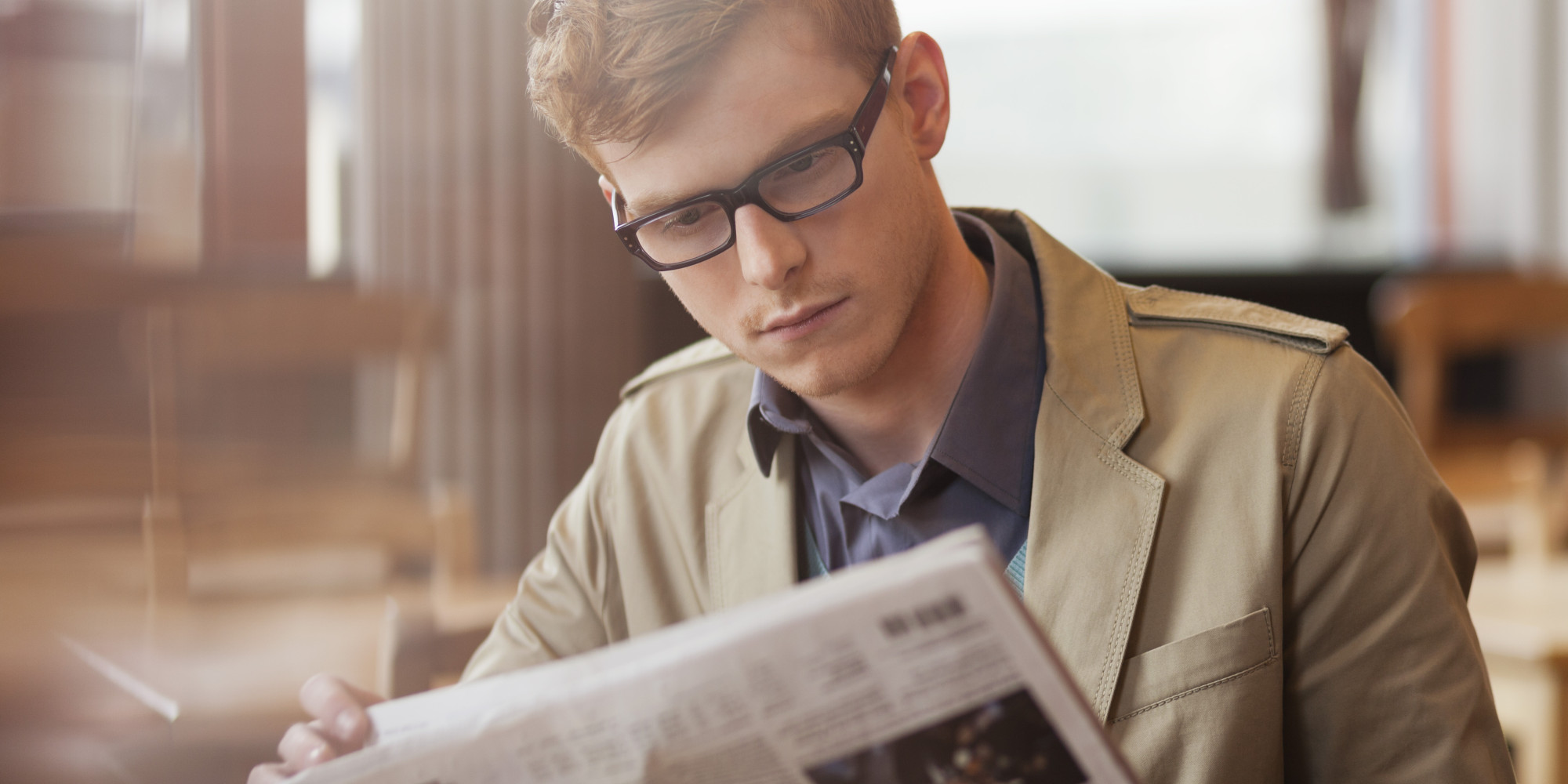 Человек читает газету