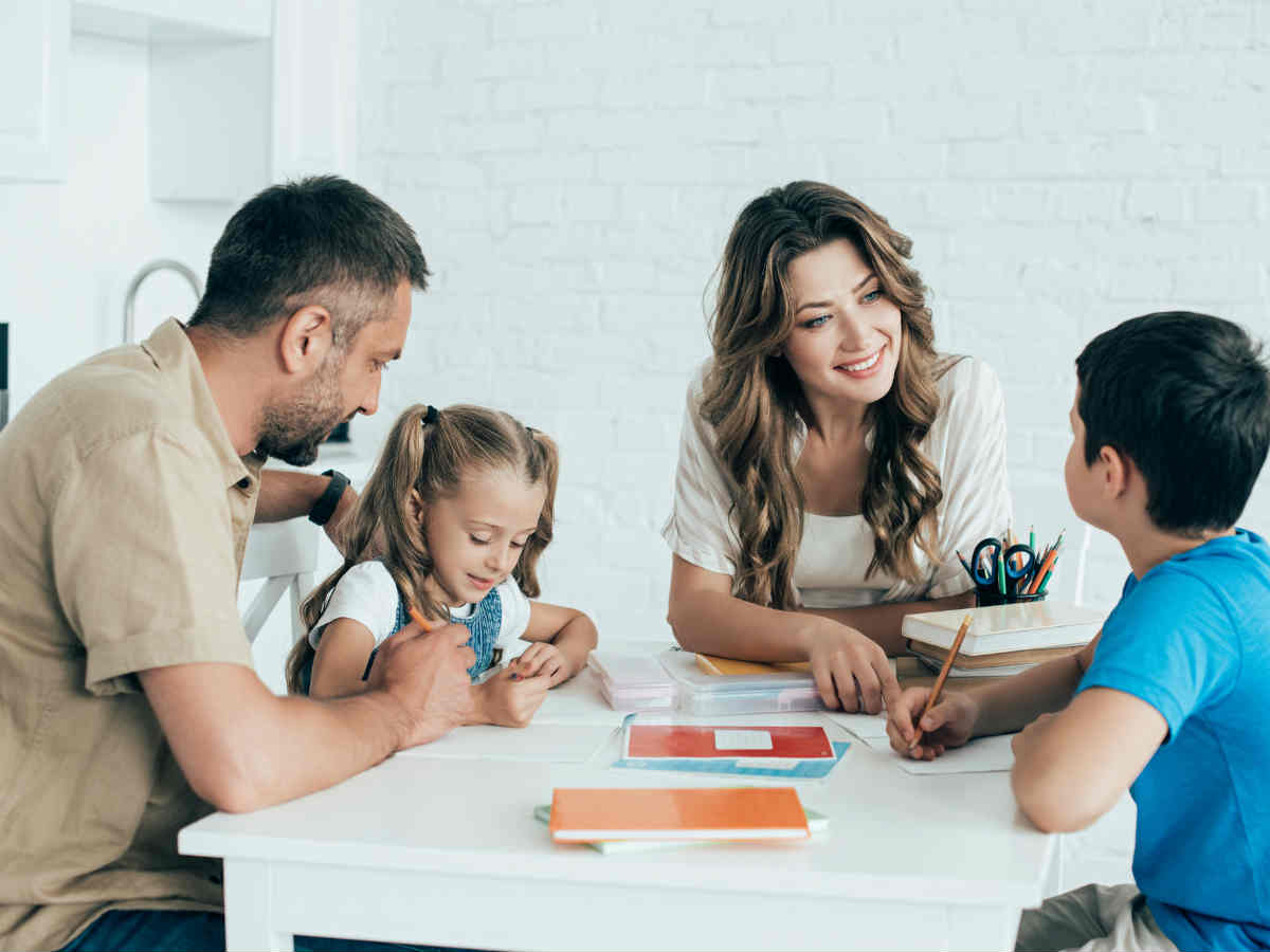 Parents can teach their children. Семейное обучение. Домашнее обучение. Семья и учеба на первом месте. Фото семья за обучением.