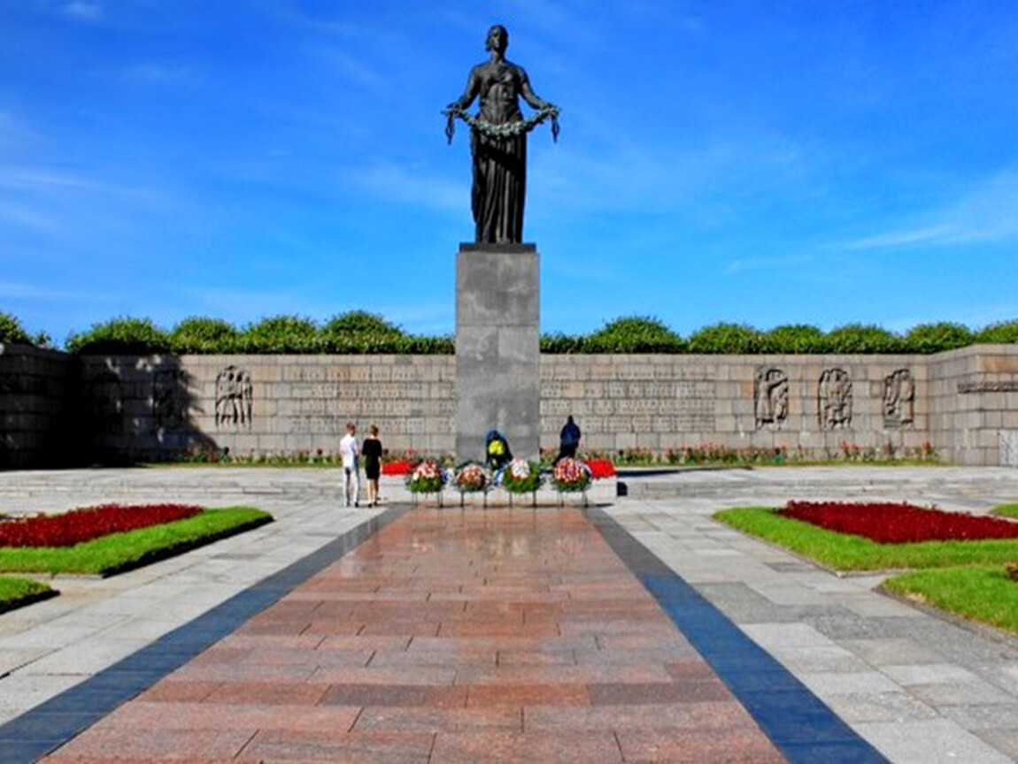 Памятник на пискаревском кладбище фото