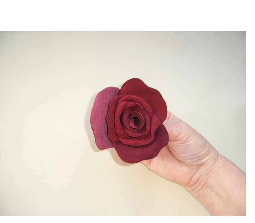 Сердечные панно из бумажных роз своими руками