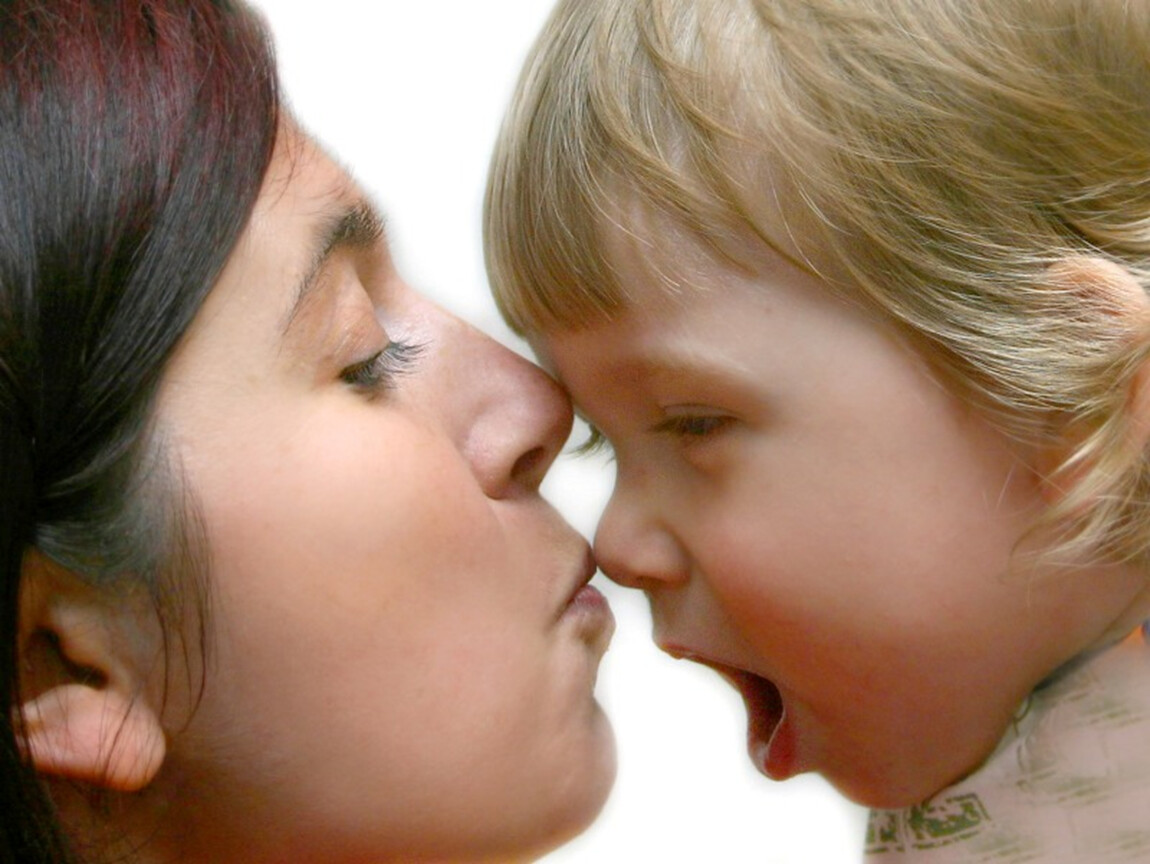 Страстные русские мамы. Поцелуй матери. Мама целует малыша. Мамин поцелуй. Маму в щечку поцелую.