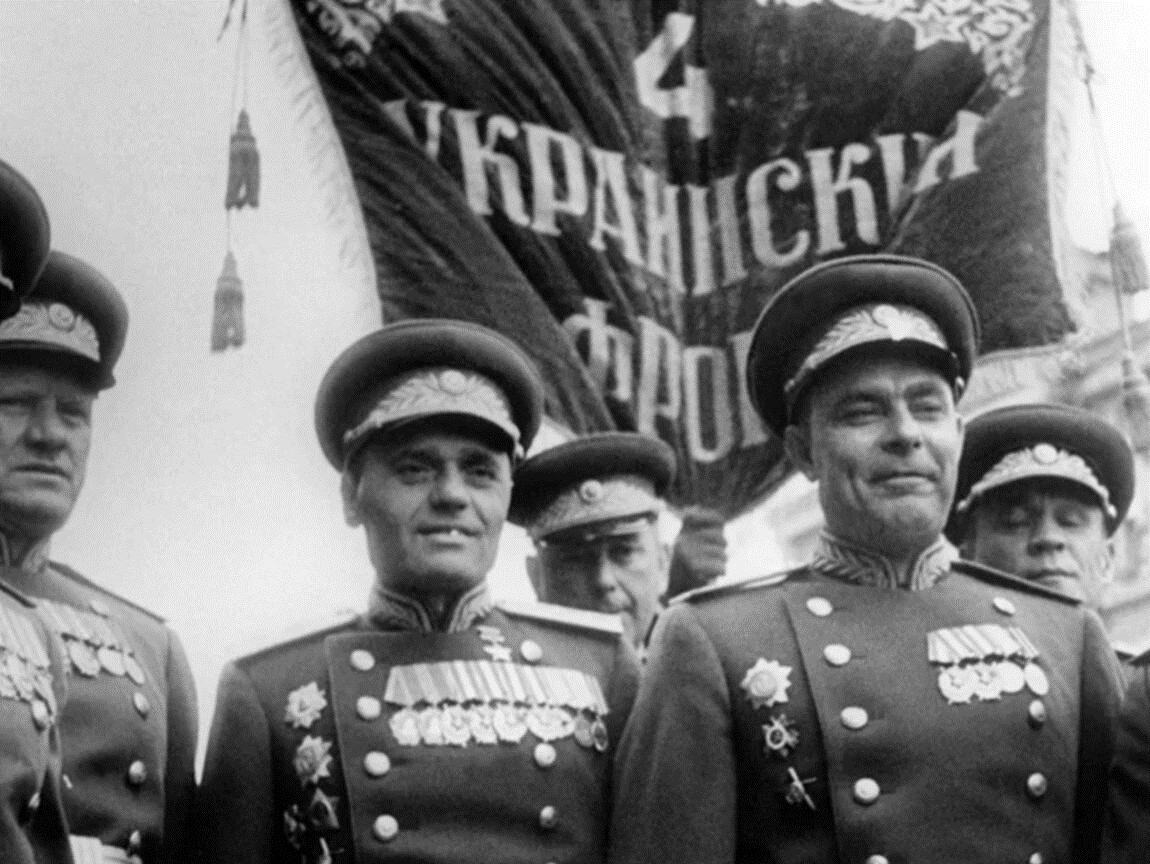 Начальники фронтов великой отечественной войны. Брежнев на параде Победы 1945.