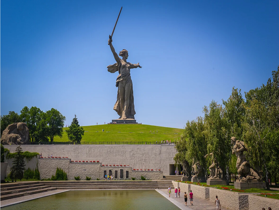 Мамаев курган мать. Волгоград Родина мать Мамаев Курган. Памятник Родина-мать на Мамаевом Кургане. Мамаев Курган и статуя Родины-матери в Волгограде. Мамаев Курган и скульптура Родина-мать зовет.