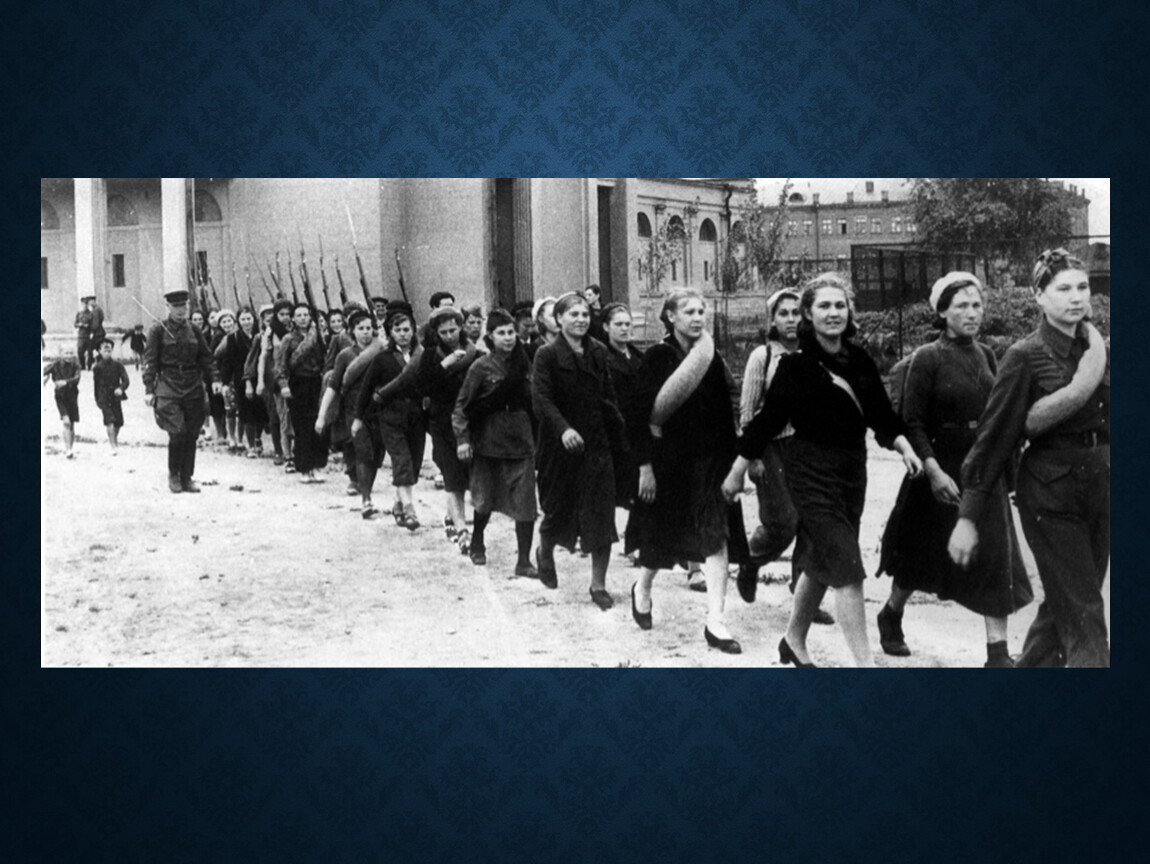 Сколько людей ушло на фронт. Добровольцы на фронт. Добровольцы 1941. Девушки уходят на фронт. Добровольцы 22 июня 1941.