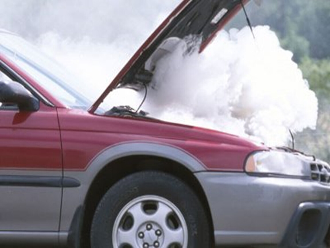 Дым из капота машины