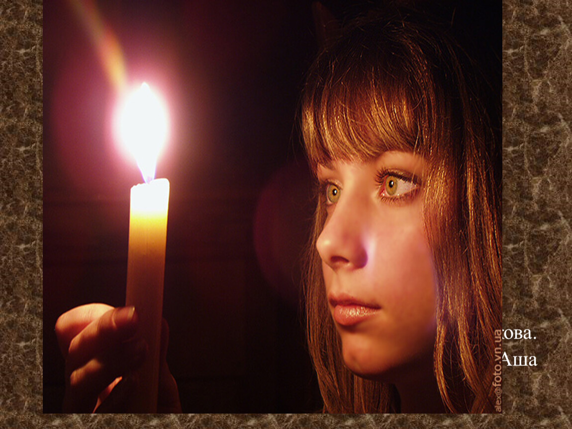 Легкие ритуалы. Фотосессия со свечами. Девушка со свечой. Человек со свечой. Свет от свечи.