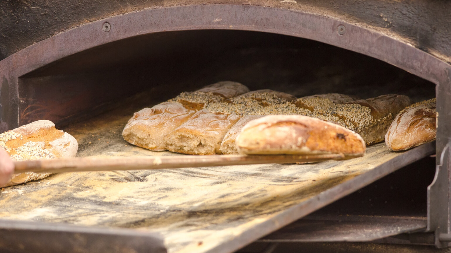 Видео печь хлеб. Хлеб в печи. Печь для хлебобулочных изделий. Форма для выпечки хлеба в печи. Старинная печь для хлеба.