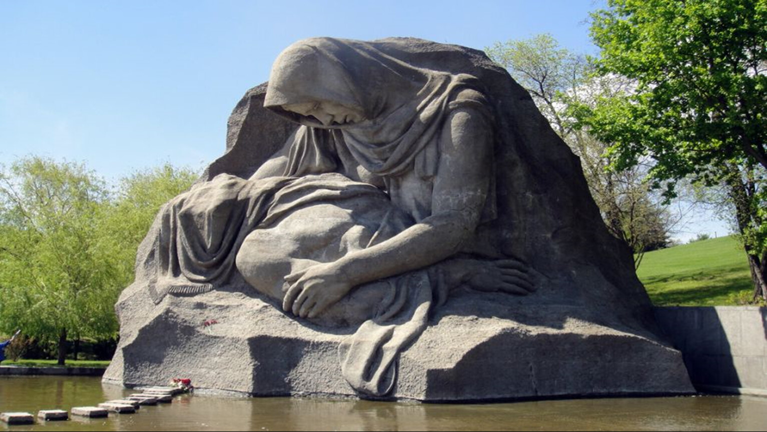 Монумент Скорбящая мать Волгоград