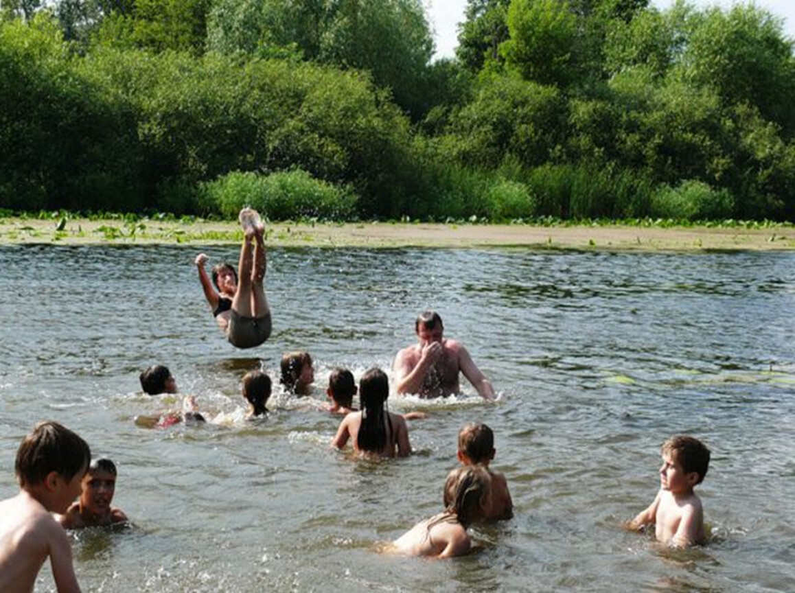 Дети купаются в озере. Купание в водоемах. Купание летом. Купание в озере. Дети купаются в реке.