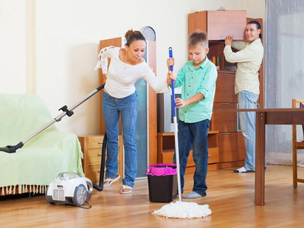 Убираться в родительском доме. Уборка квартиры всей семьей. Уборка в комнате для детей. Дети помогают родителям. Семья уборка.