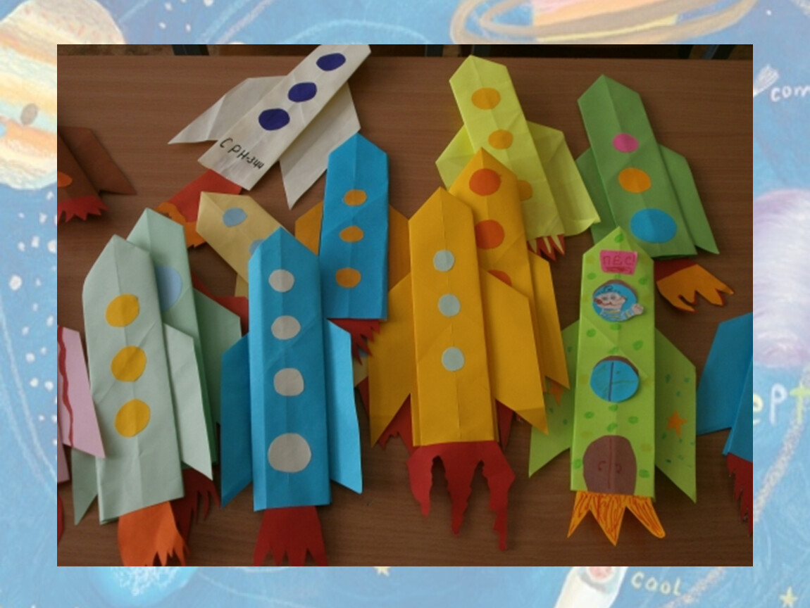 Оригами ко дню космонавтики в детском саду. Конструирование ракета. Конструирование из бумаги ракета. Конструирование ракета в старшей группе. Ракета поделка для детей.