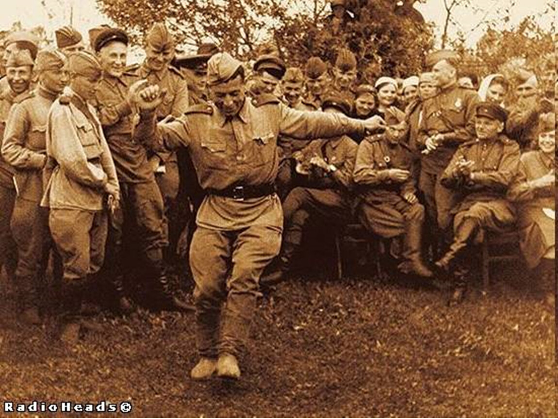 Песня о великой войне 1945. Солдаты Великой Отечественной войны. Бойцы Великой Отечественной войны. Советские солдаты танцуют.