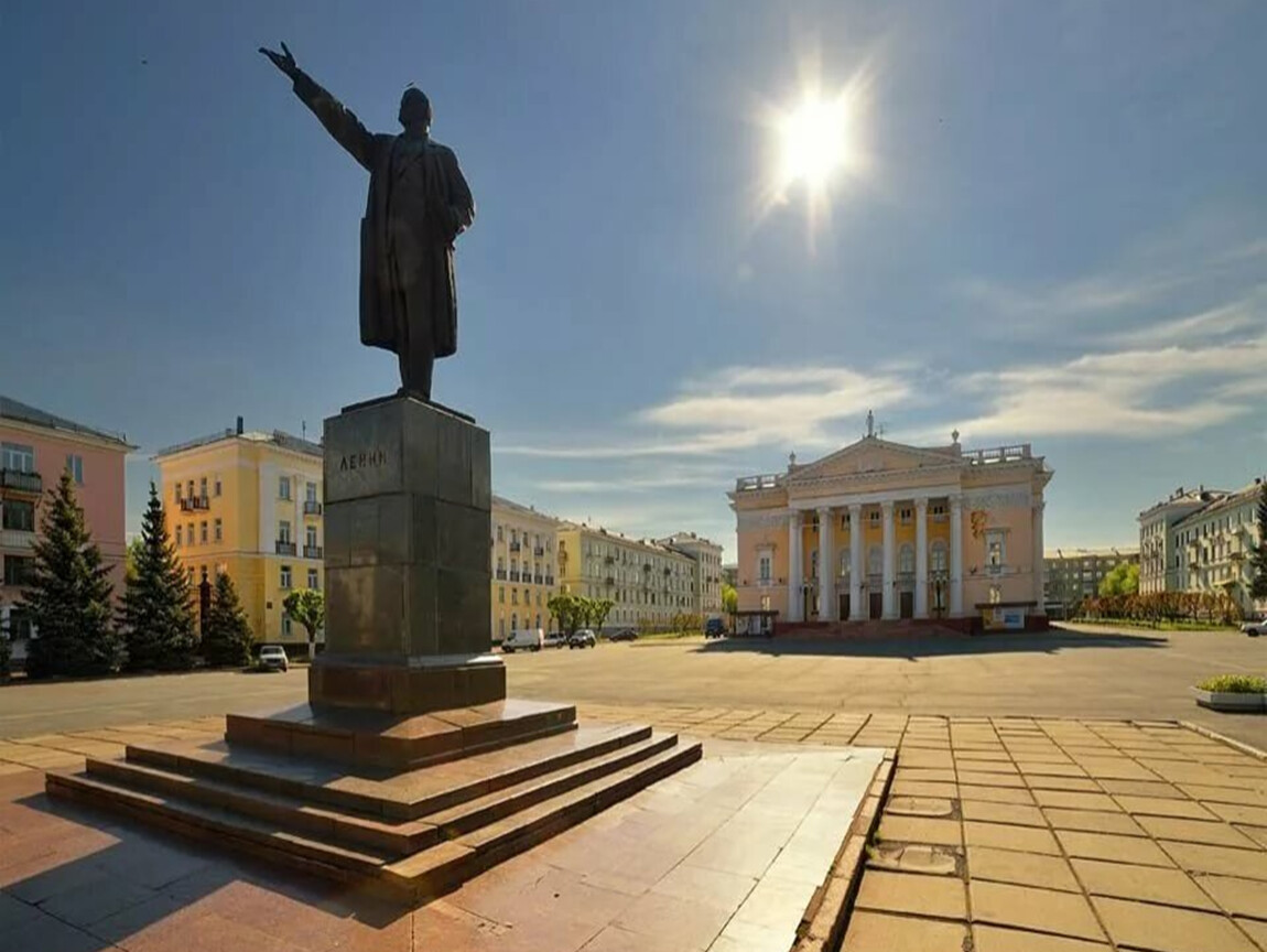 Город железногорск. Площадь Ленина Железногорск Красноярский край. Город Железногорск Красноярского края площадь Ленина. Площадь Ленина памятник Железногорск Красноярский край. Железногорск Красноярский памятник Ленину.