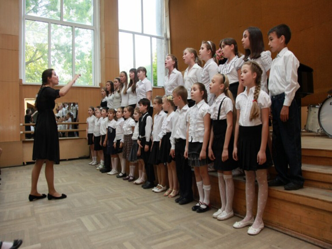 Школе песня поют дети. Урок хора в музыкальной школе. Дети в музыкальной школе. Школьники поют. Урок пения в школе.