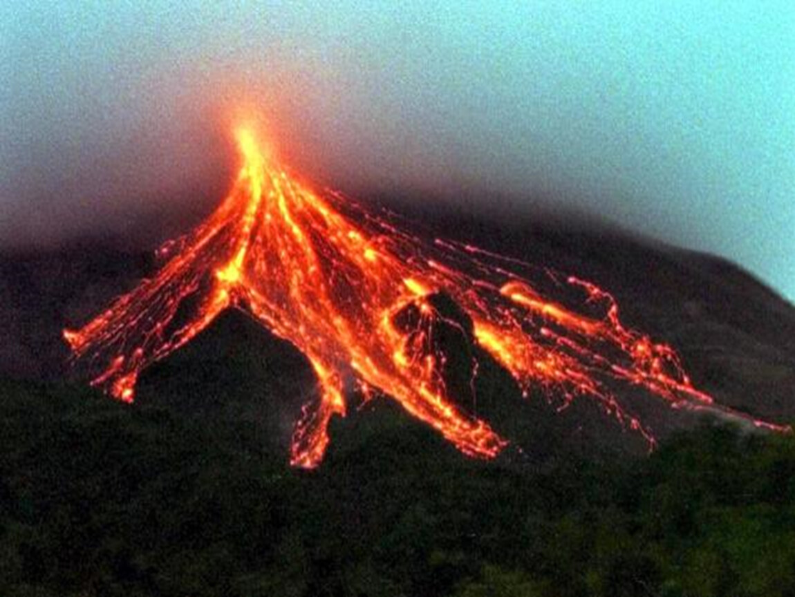 Извержение вулканов и сильные землетрясения происходят. Вулканические землетрясения. Самый большой вулкан в мире. Самый опасный вулкан в мире. Землетрясение и извержение вулкана.