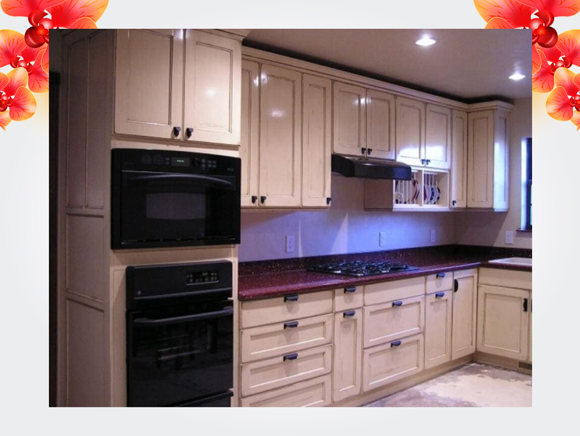 кухня со встроенным холодильником и духовым шкафом