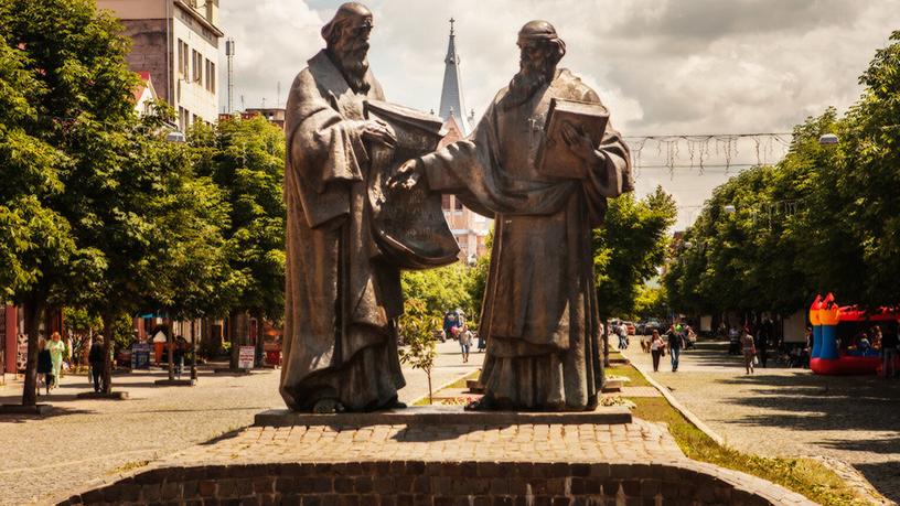 Презентация к уроку ОДНКНР в 5 классе "Создатели старославянской азбуки Кирилл и Мефодий"