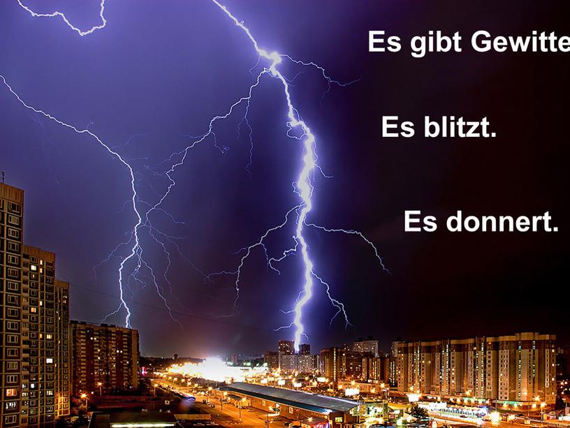 Es gibt Gewitter. Es blitzt. Es donnert