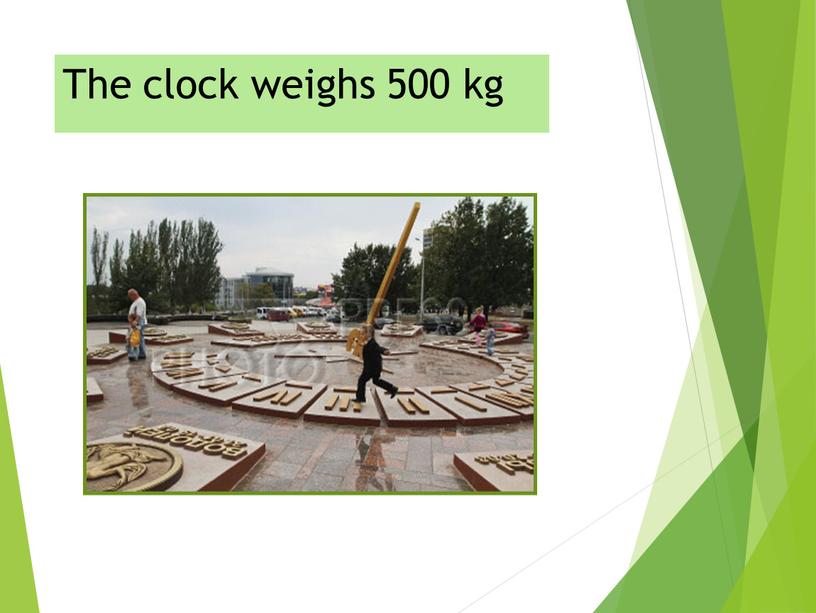 The clock weighs 500 kg