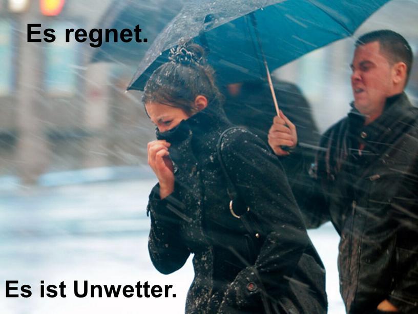 Es regnet. Es ist Unwetter.