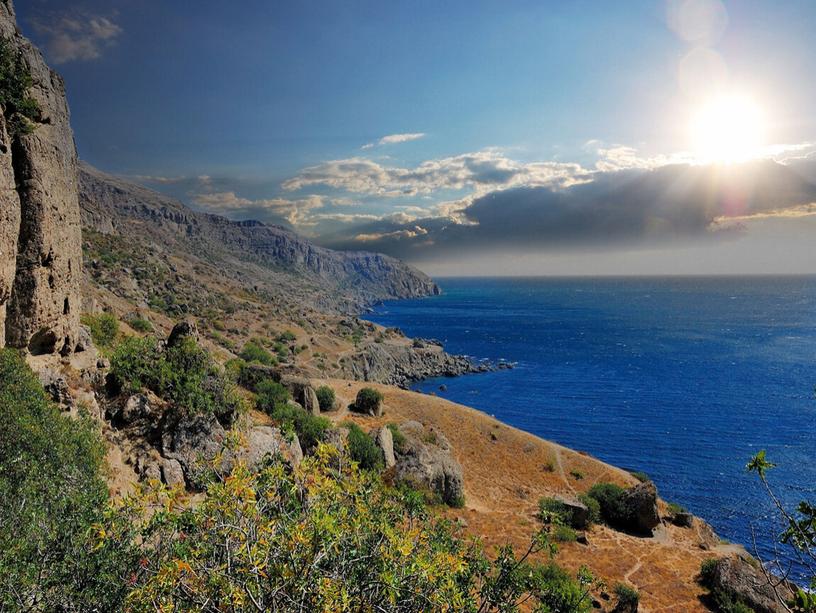 Факт Крым – это уникальный полуостров, на небольшой территории которого встречаются сразу три природные и климатические зоны: степи (с умеренно-континентальным климатом), горы и южный берег