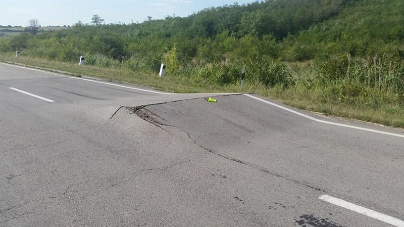 Виды и причины деформаций и разрушений дорожных одежд